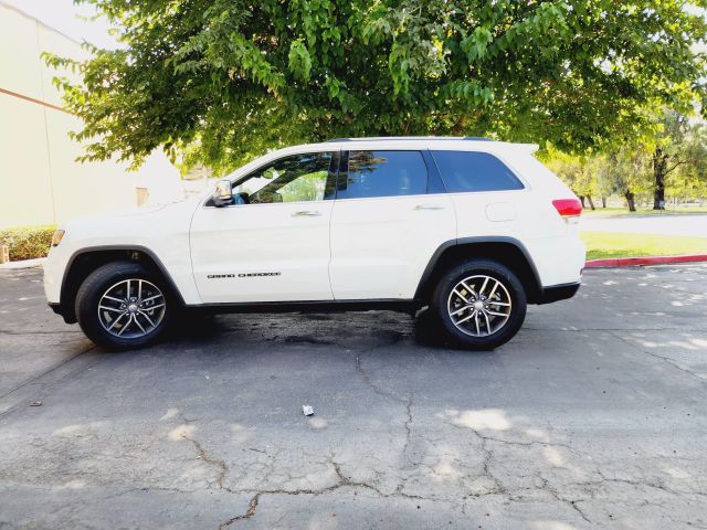 2017 Jeep Grand Cherokee - Image 5