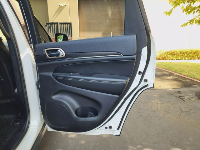 2017 Jeep Grand Cherokee - Image 34