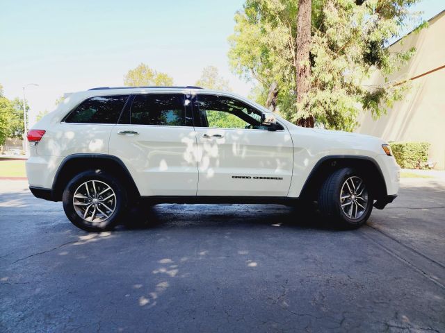2017 Jeep Grand Cherokee - Image 4