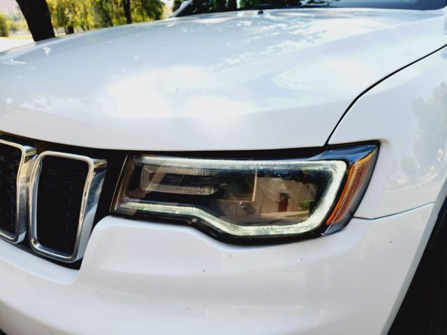 2017 Jeep Grand Cherokee - Image 10