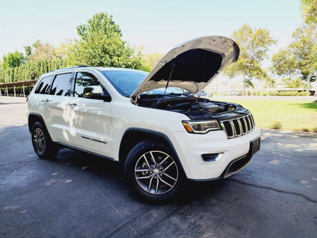 2017 Jeep Grand Cherokee - Image 14