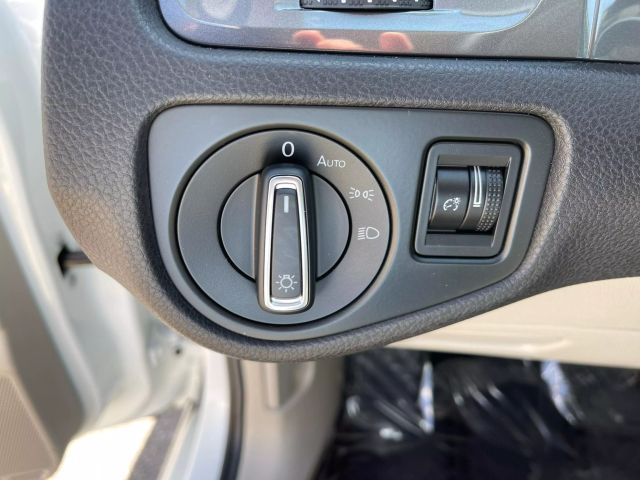 2016 Volkswagen E-golf - Image 34