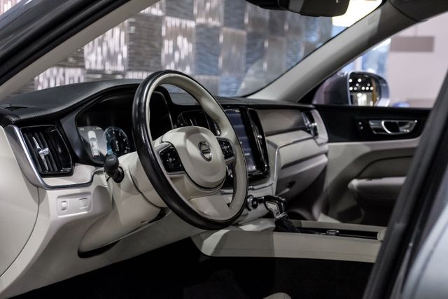 2018 Volvo Xc60 T5 Inscription Sport Utility 4d - Image 3