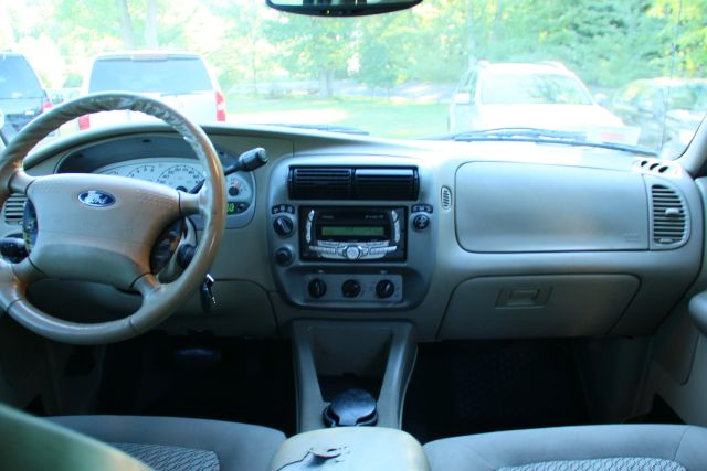 2004 Ford Explorer Sport Trac - Image 23