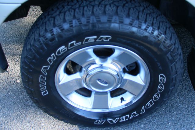 2004 Ford Explorer Sport Trac - Image 30