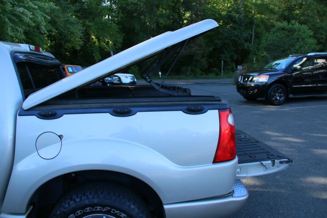 2004 Ford Explorer Sport Trac - Image 11