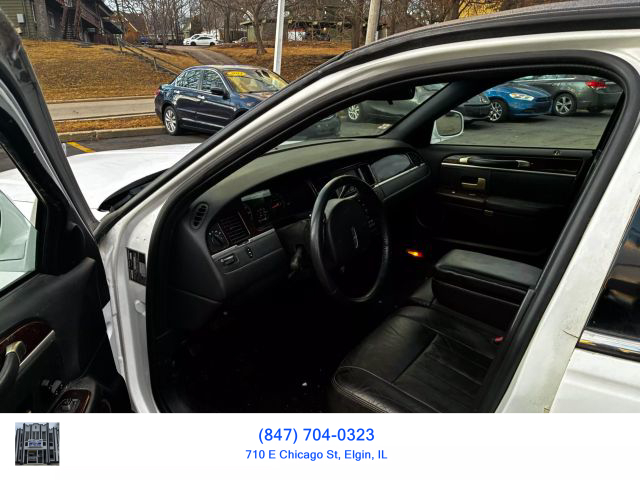 2006 LINCOLN TOWN CAR PASSENGER V8, 4.6 LITER EXECUTIVE L SEDAN 4D