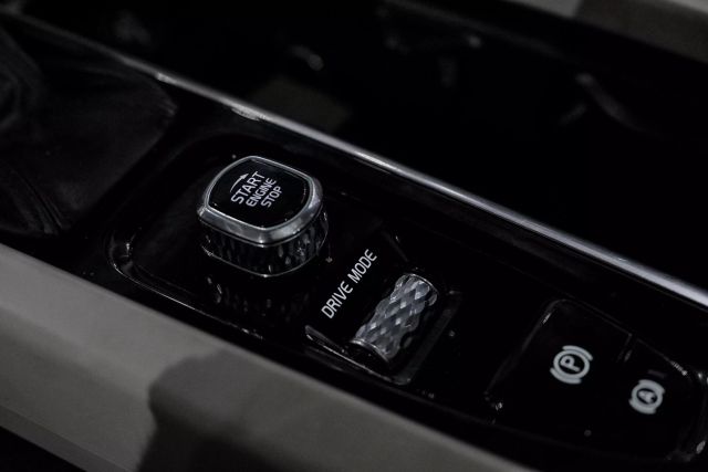 2018 Volvo Xc60 T5 Inscription Sport Utility 4d - Image 28