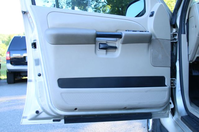 2004 Ford Explorer Sport Trac - Image 12