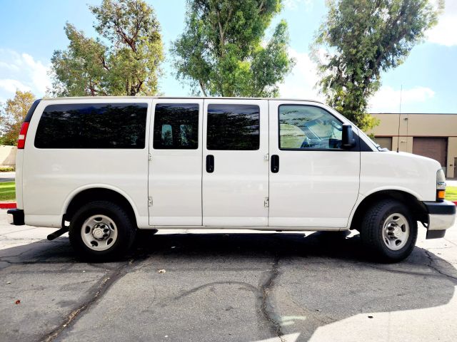 2018 Chevrolet Express 2500 Passenger - Image 4