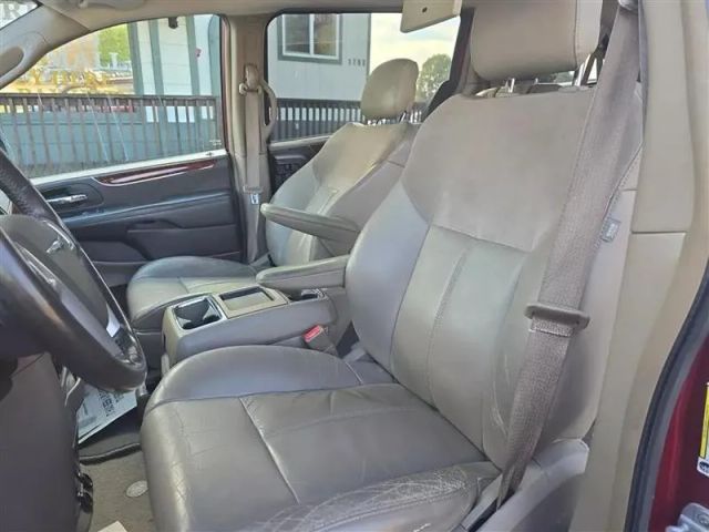 2011 Chrysler Town & Country - Image 13