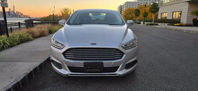 2016 Ford Fusion Se Hybrid Sedan 4d - Image 2