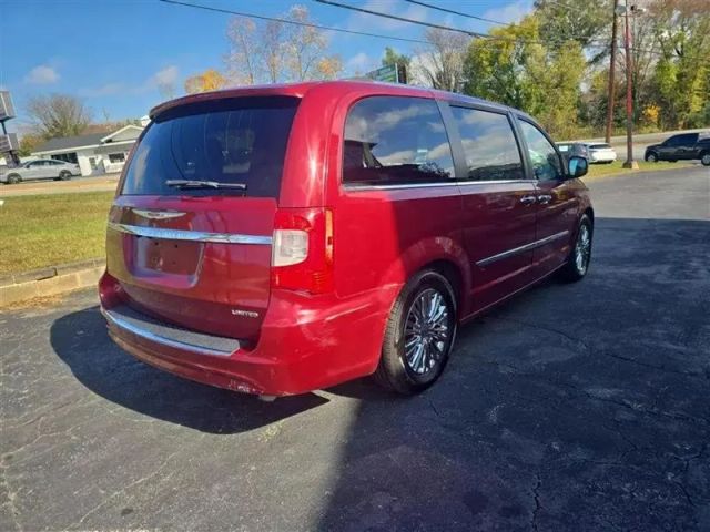 2011 Chrysler Town & Country - Image 5