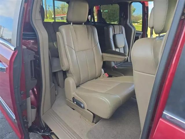 2011 Chrysler Town & Country - Image 18