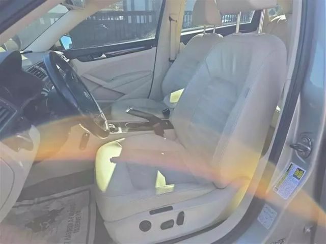 2014 Volkswagen Passat - Image 11