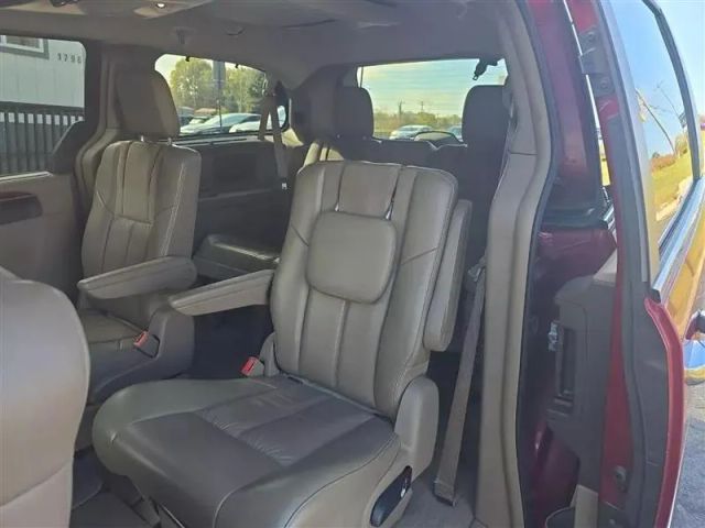 2011 Chrysler Town & Country - Image 21