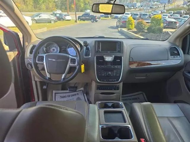 2011 Chrysler Town & Country - Image 10