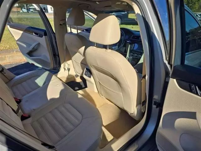 2014 Volkswagen Passat - Image 16
