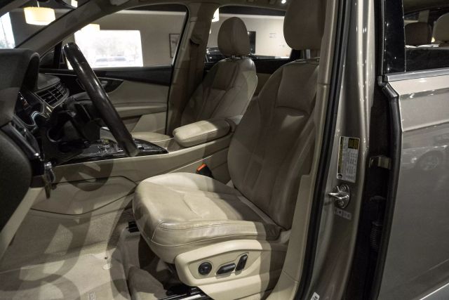 2017 Audi Q7 3.0t Prestige Sport Utility 4d - Image 4