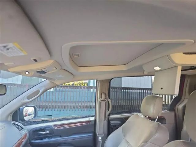 2011 Chrysler Town & Country - Image 14