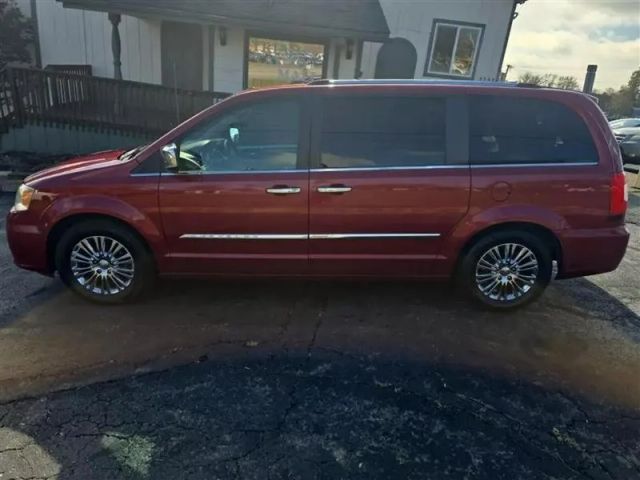 2011 Chrysler Town & Country - Image 8