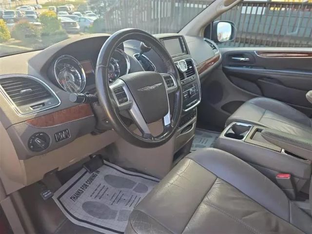 2011 Chrysler Town & Country - Image 12
