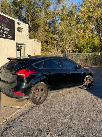2016 Ford Focus Se Hatchback 4d - Image 4