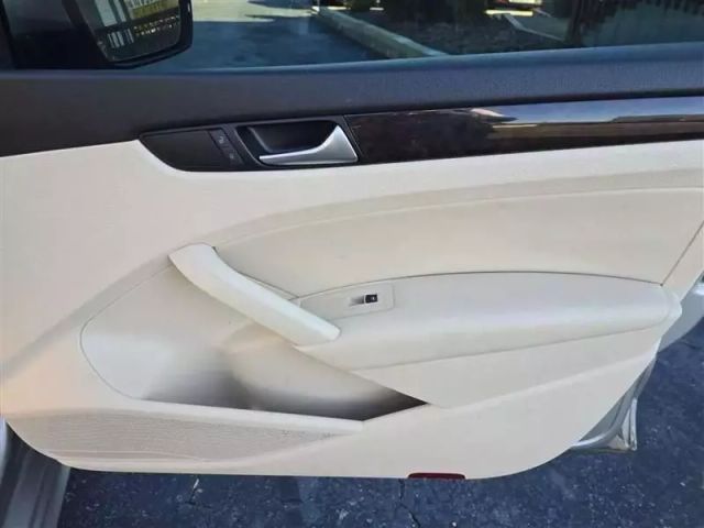 2014 Volkswagen Passat - Image 12