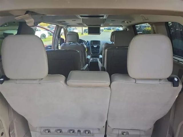 2011 Chrysler Town & Country - Image 20