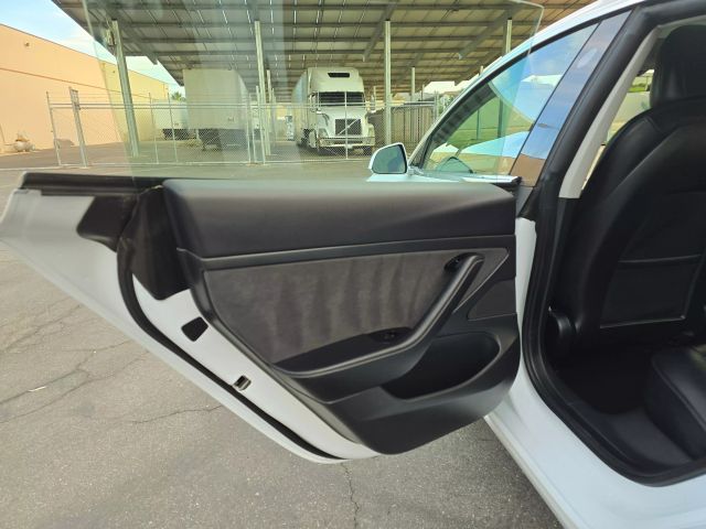 2020 Tesla Model 3 - Image 37
