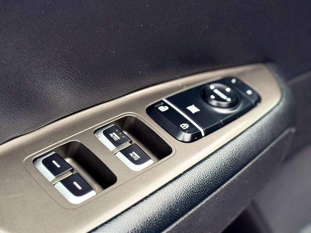 2020 Kia Optima - Image 29
