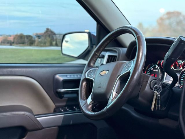 2017 Chevrolet Silverado 1500 Crew Cab - Image 12