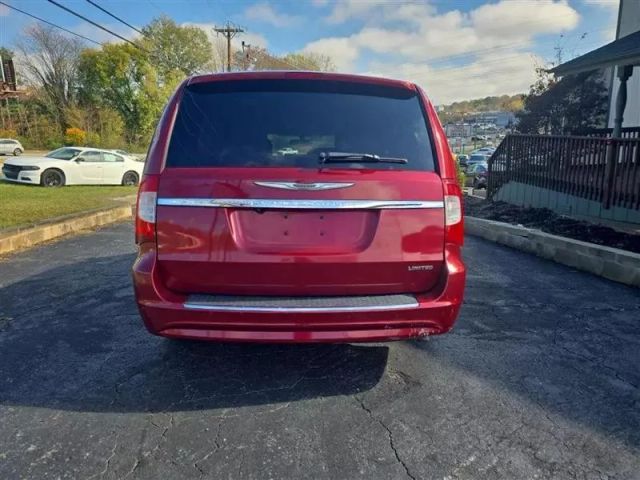 2011 Chrysler Town & Country - Image 6