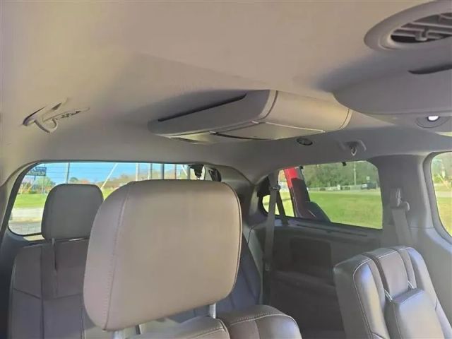 2011 Chrysler Town & Country - Image 19
