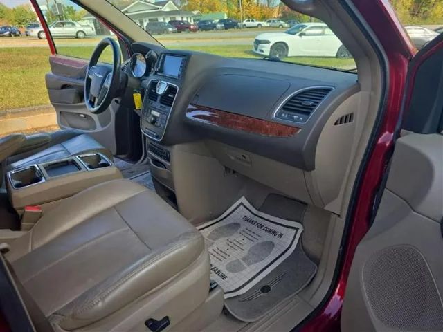 2011 Chrysler Town & Country - Image 16