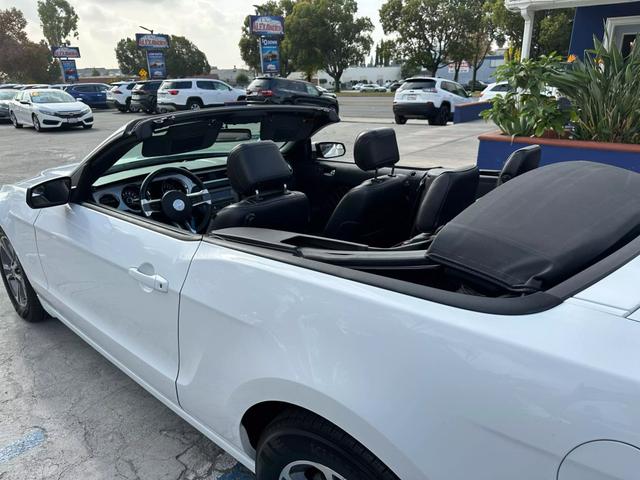 2014 Ford Mustang V6 Premium photo 25