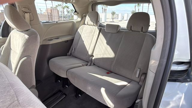 2015 Toyota Sienna - Image 14