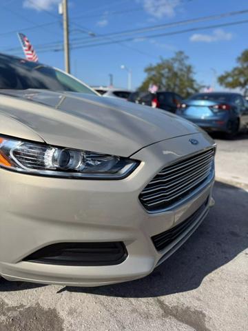 2016 Ford Fusion SE photo 2