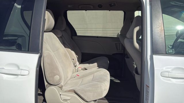 2015 Toyota Sienna - Image 16