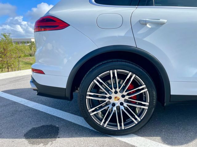2017 Porsche Cayenne - Image 13
