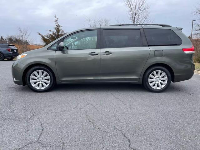 2011 Toyota Sienna LE photo 2