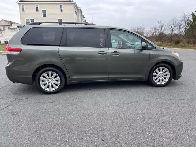 2011 Toyota Sienna LE photo 7