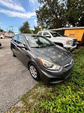 Hyundai Accent's photo