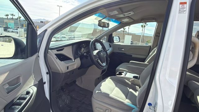 2015 Toyota Sienna - Image 8