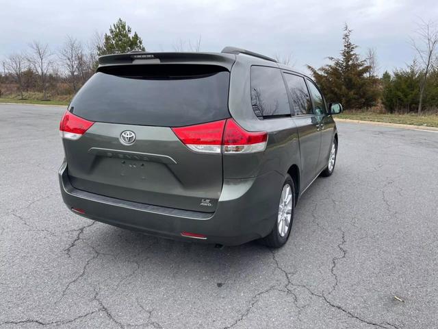 2011 Toyota Sienna LE photo 5