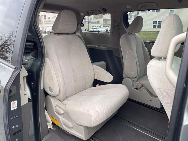 2011 Toyota Sienna LE photo 14