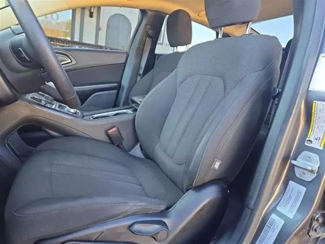2015 Chrysler 200 - Image 12