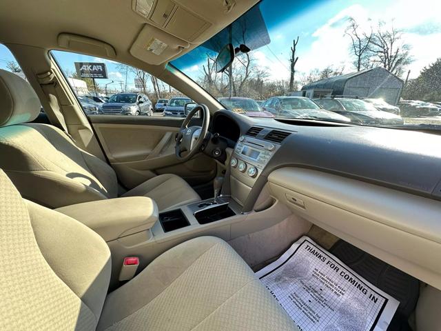 2009 Toyota Camry LE photo 20