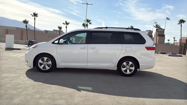 2015 Toyota Sienna - Image 4