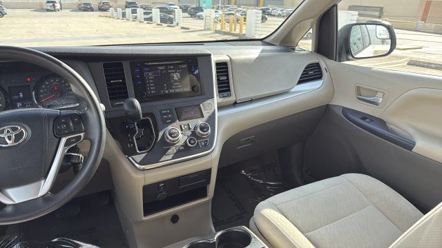 2015 Toyota Sienna - Image 19